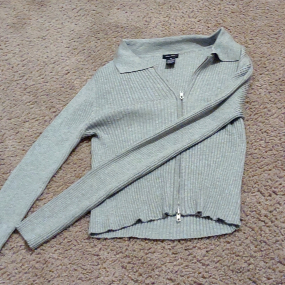 Gray long sleeve shirt